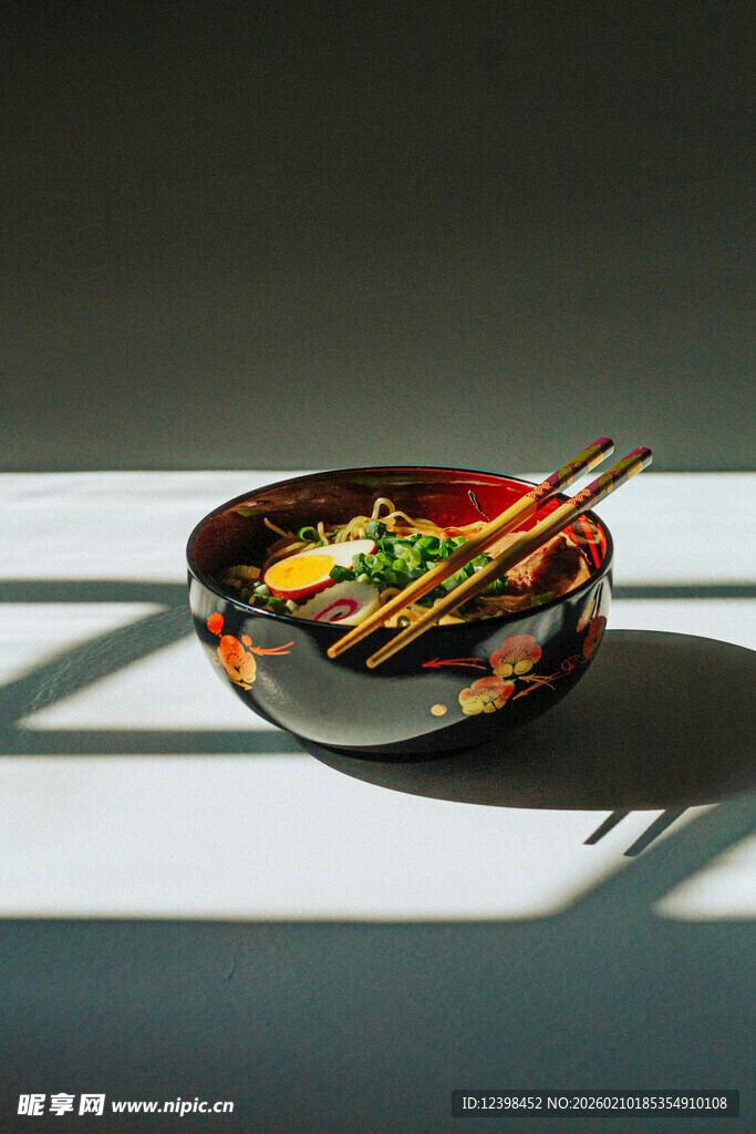 多彩餐具中的筷勺组合