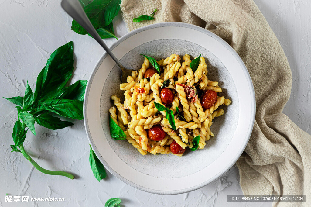 美味意面配新鲜蔬菜