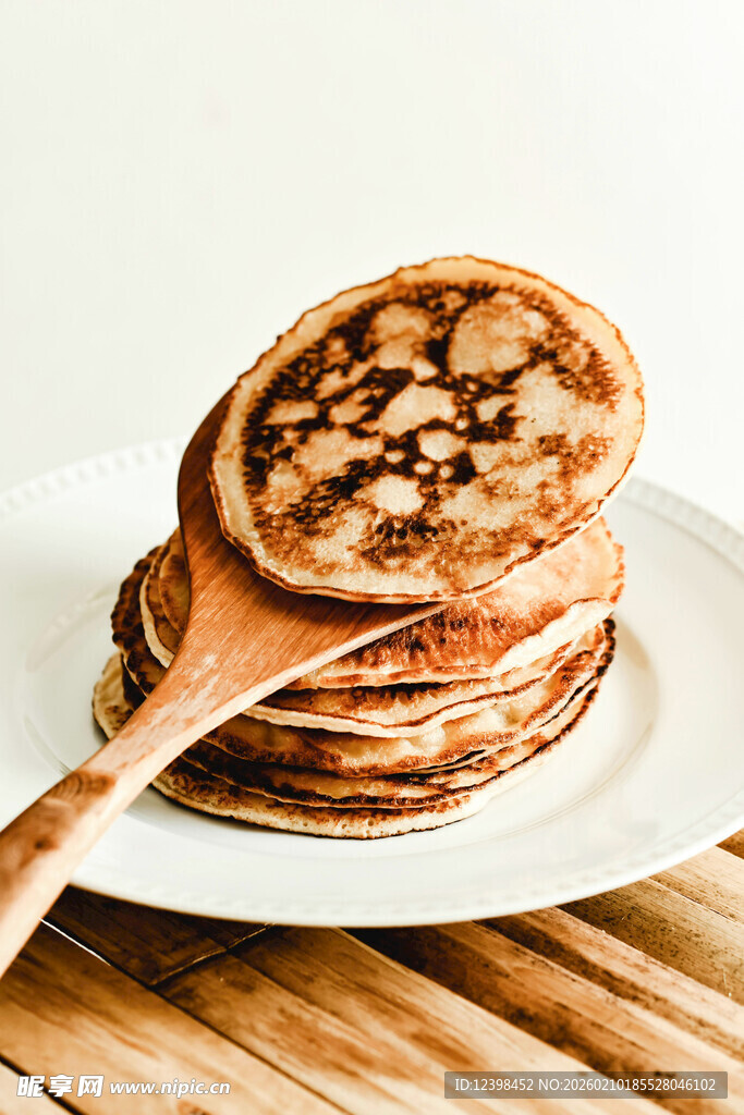 木勺上的美味煎饼堆叠