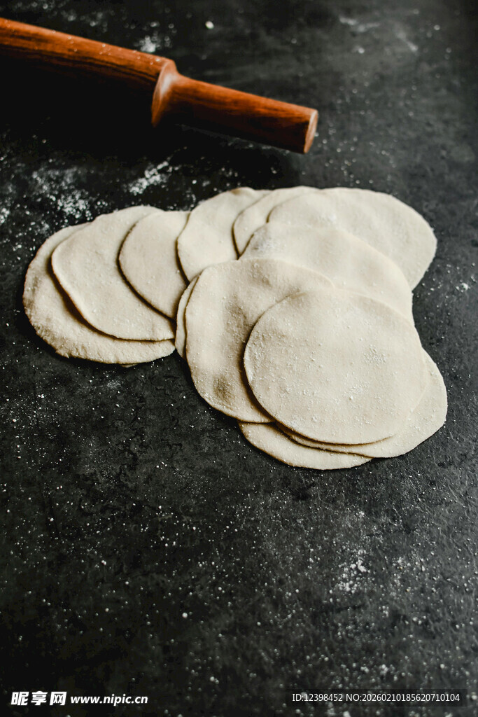 手工擀制的新鲜饺子皮