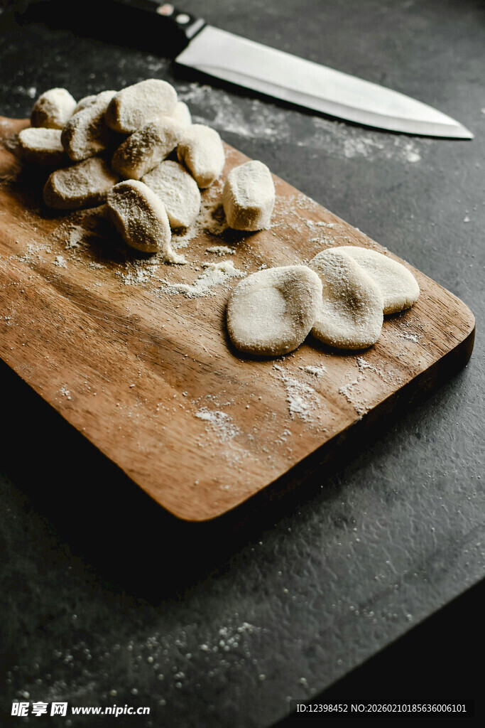 砧板上的鲜蘑菇与刀具