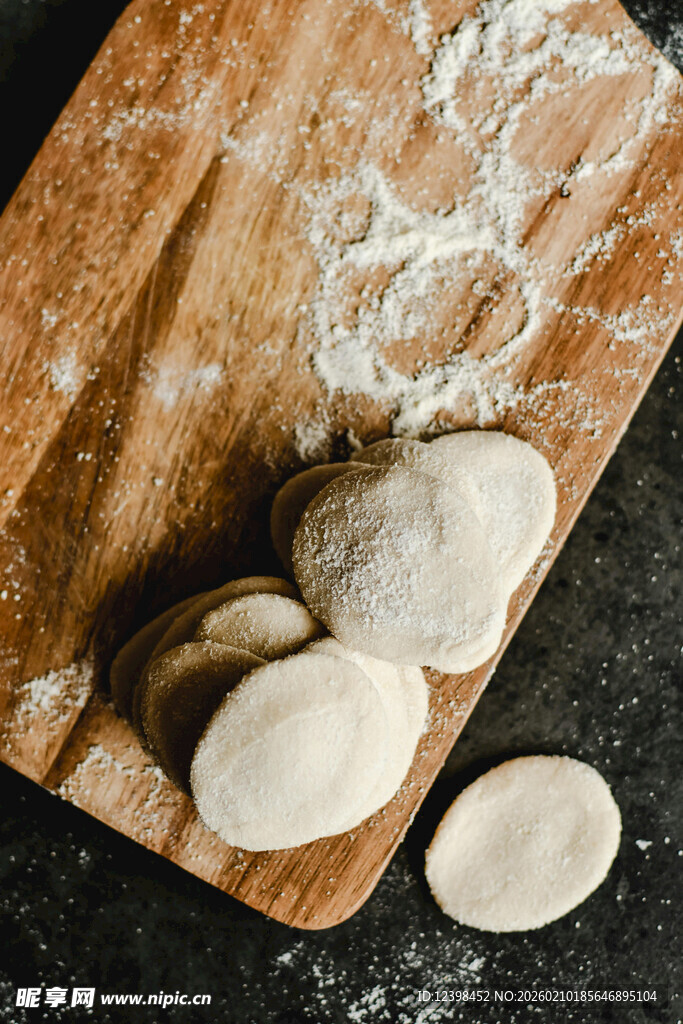 案板上的新鲜面团与面饼