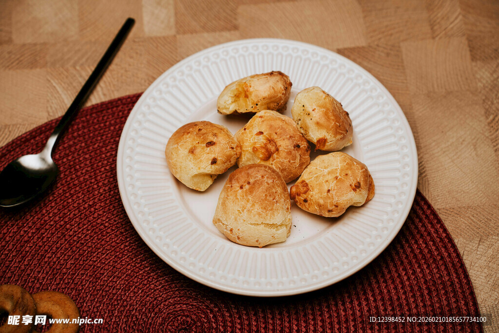 美味小点心摆于白色圆盘