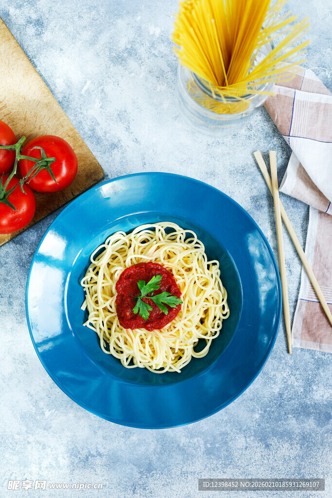 蓝色盘中美味意大利面