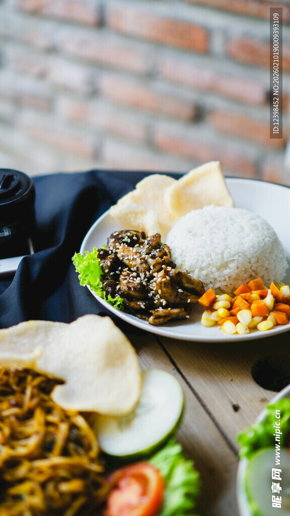 多样美食摆放在木桌上