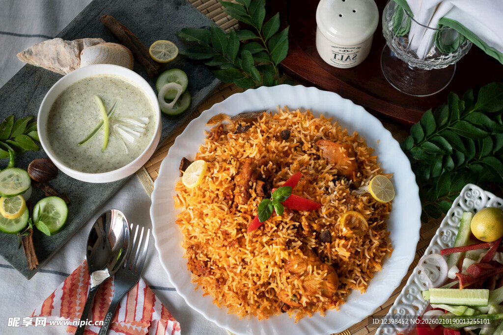 美味炒饭搭配多样配菜