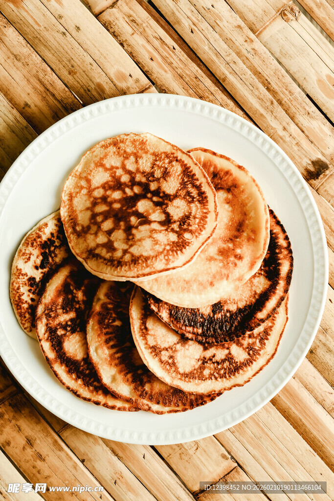 木桌上的美味煎饼