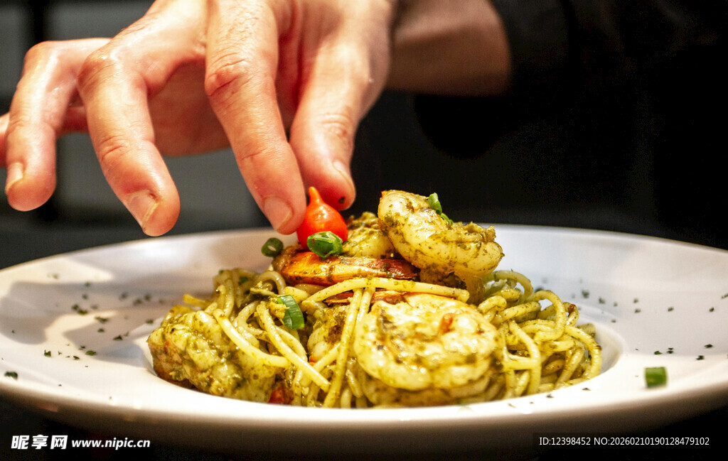 手添佐料的美味意面