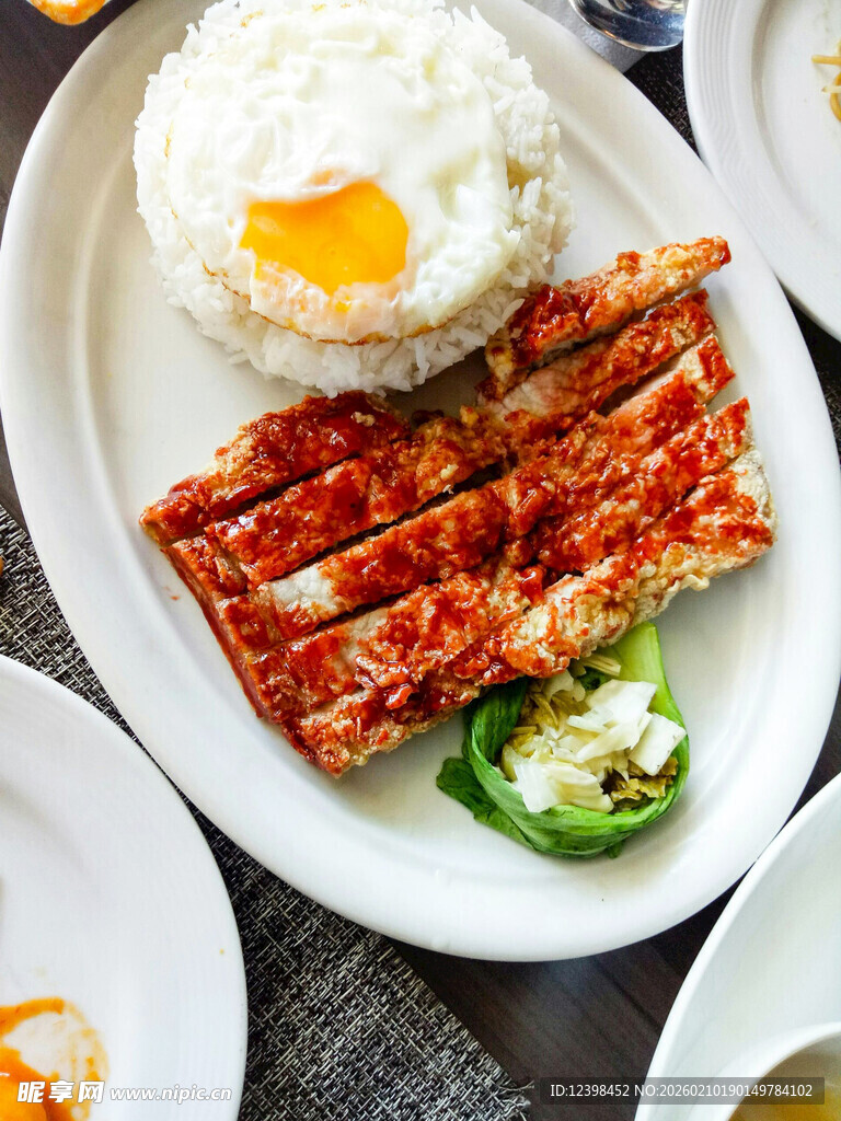 美味烤肉配米饭套餐