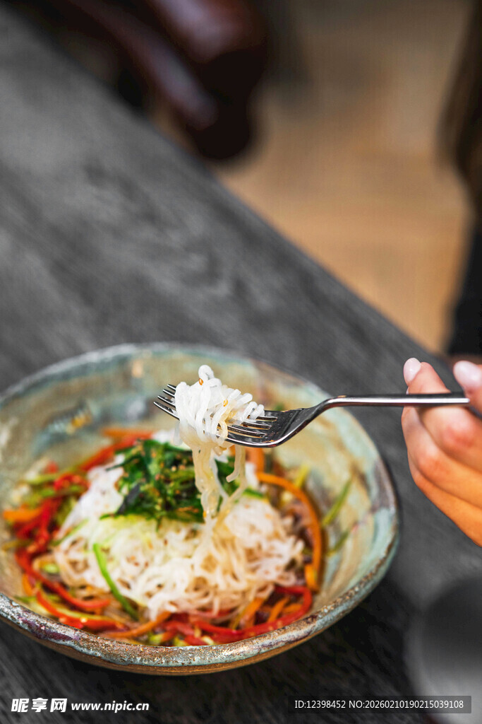 美味面条被筷子夹起
