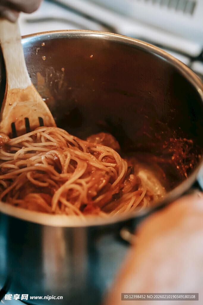 锅中烹饪的美味意大利面