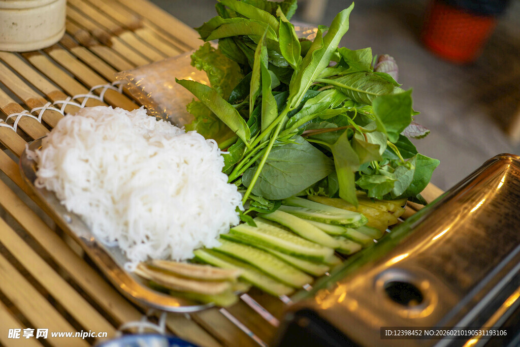 竹制餐具上的多样食材
