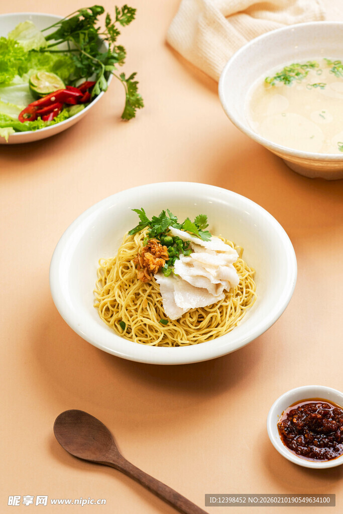 美味面条搭配多样小食