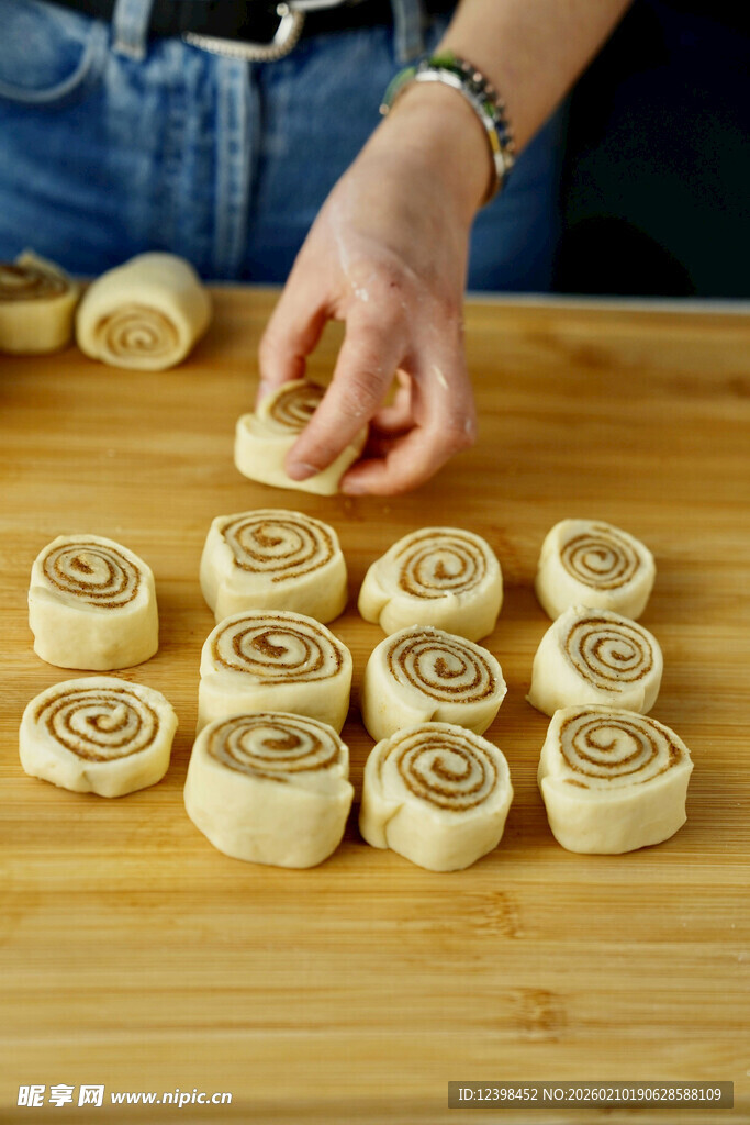 制作美味卷状面食的瞬间