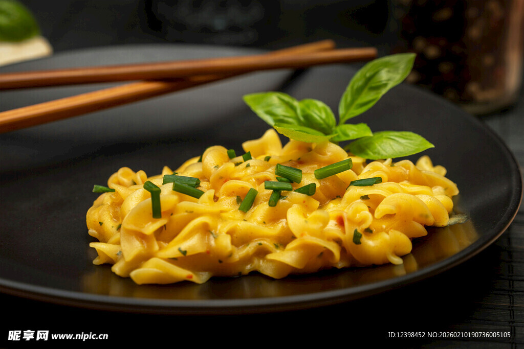 美味意面配清新香草