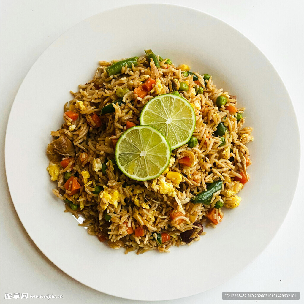 美味泰式炒饭配青柠