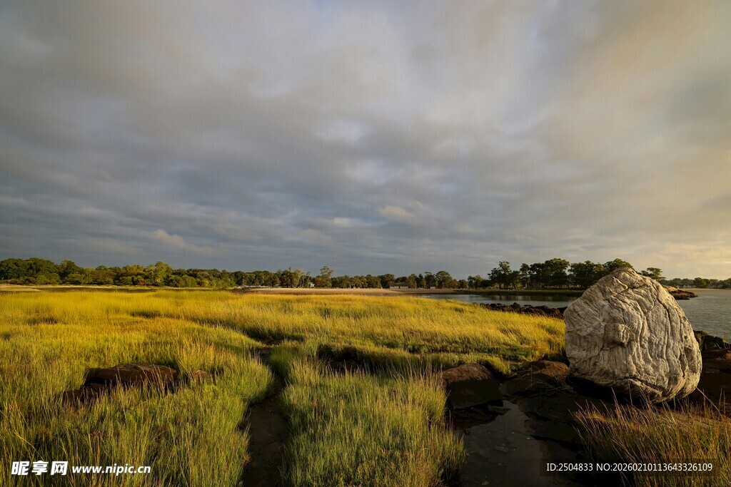 田野孤石旁的壮美天空
