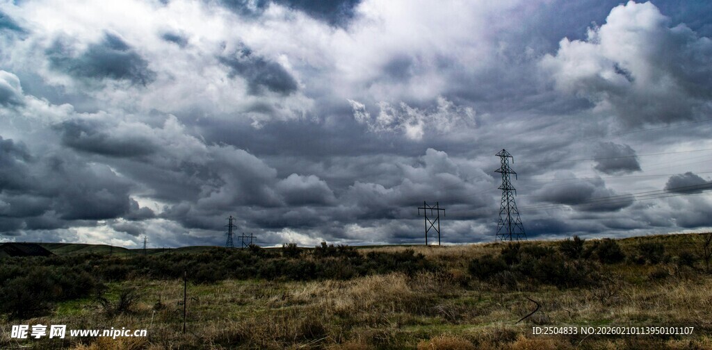 旷野上的多云天空