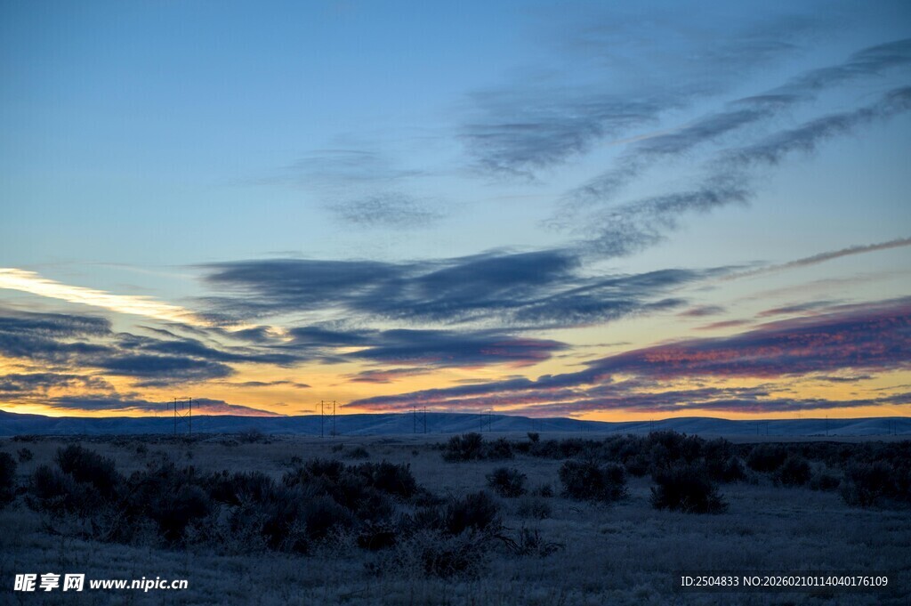 黄昏时分的旷野天空美景