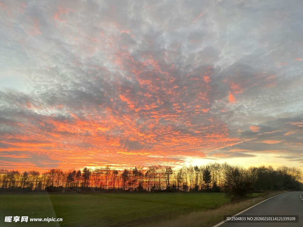 夕阳下的绚烂天空与建筑