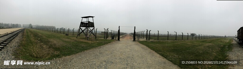 田野中的瞭望塔与行人