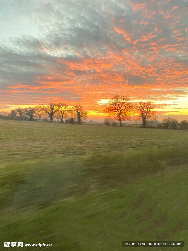 田野上的绚丽日出景色
