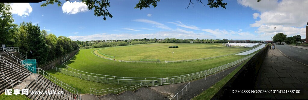 广阔绿野风光图