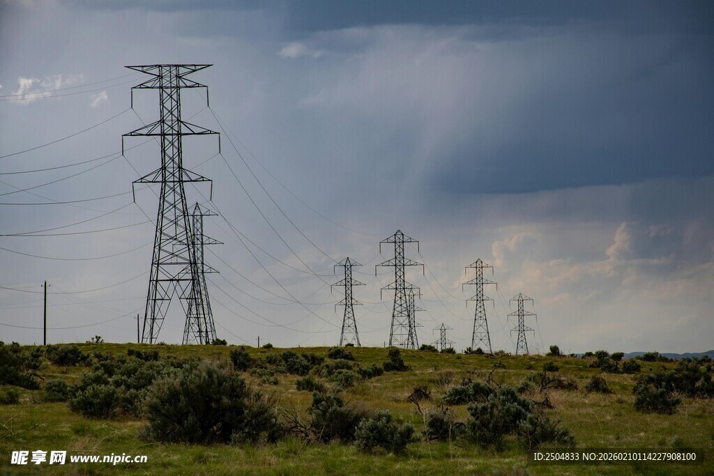 田野上的高压输电塔