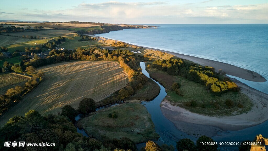 河畔风光航拍图