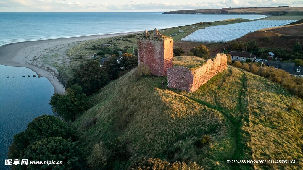 海岸边的古老城堡遗迹