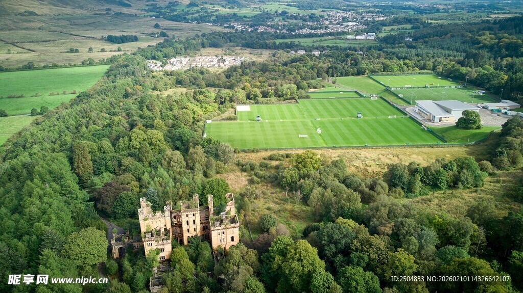 俯瞰古老城堡与广袤绿野