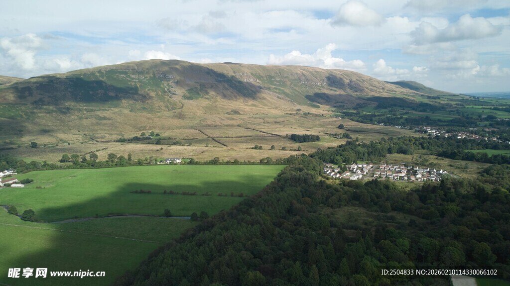 空中俯瞰绿色山丘与村落