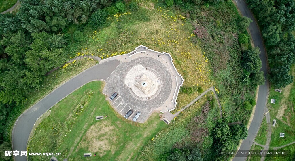俯瞰山间环形道路景观