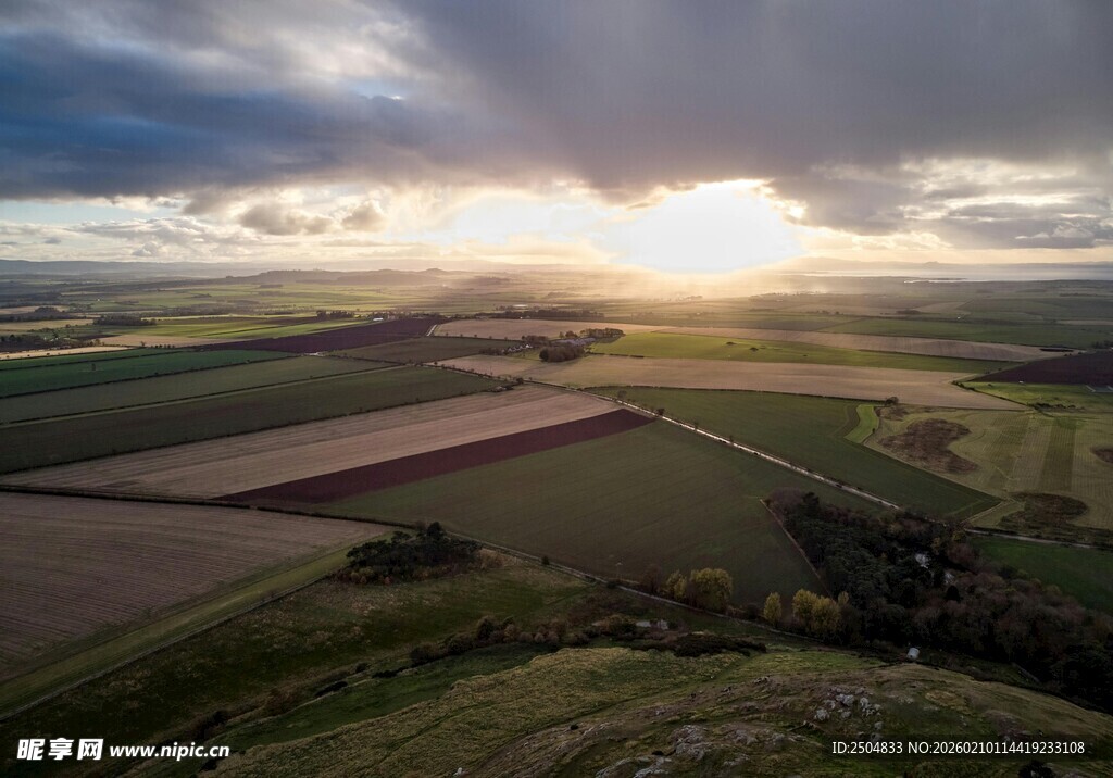 田野上的壮丽日落景观