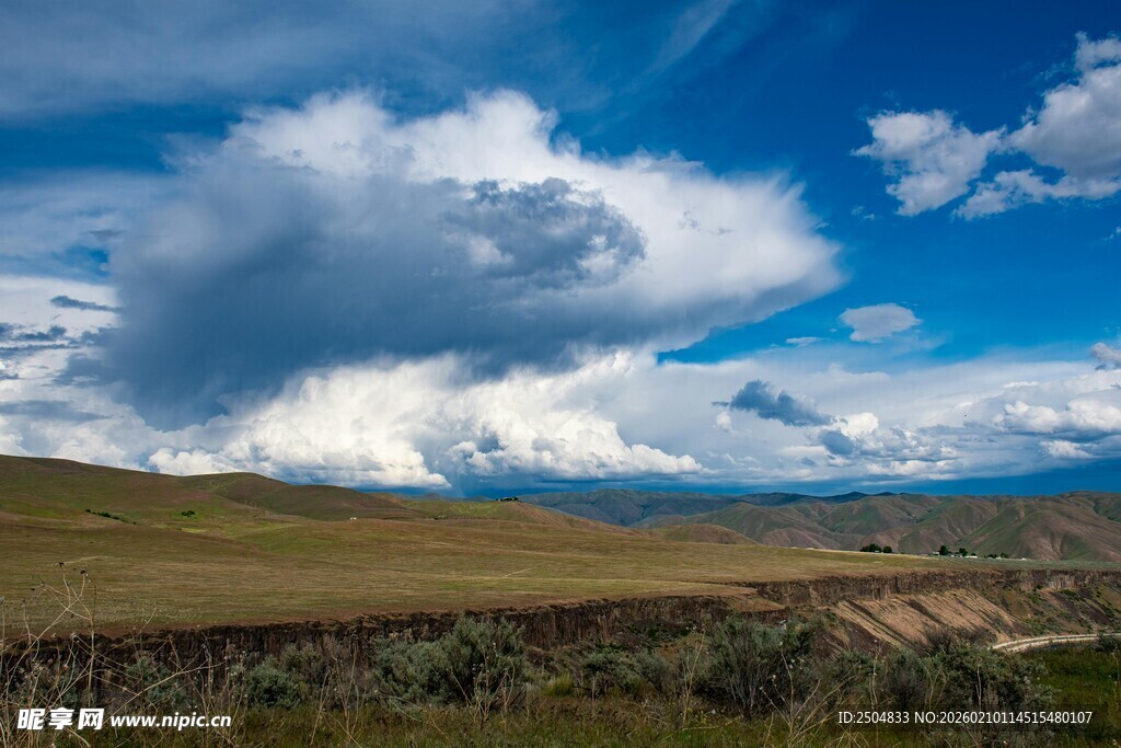 草原上的壮丽云层景观