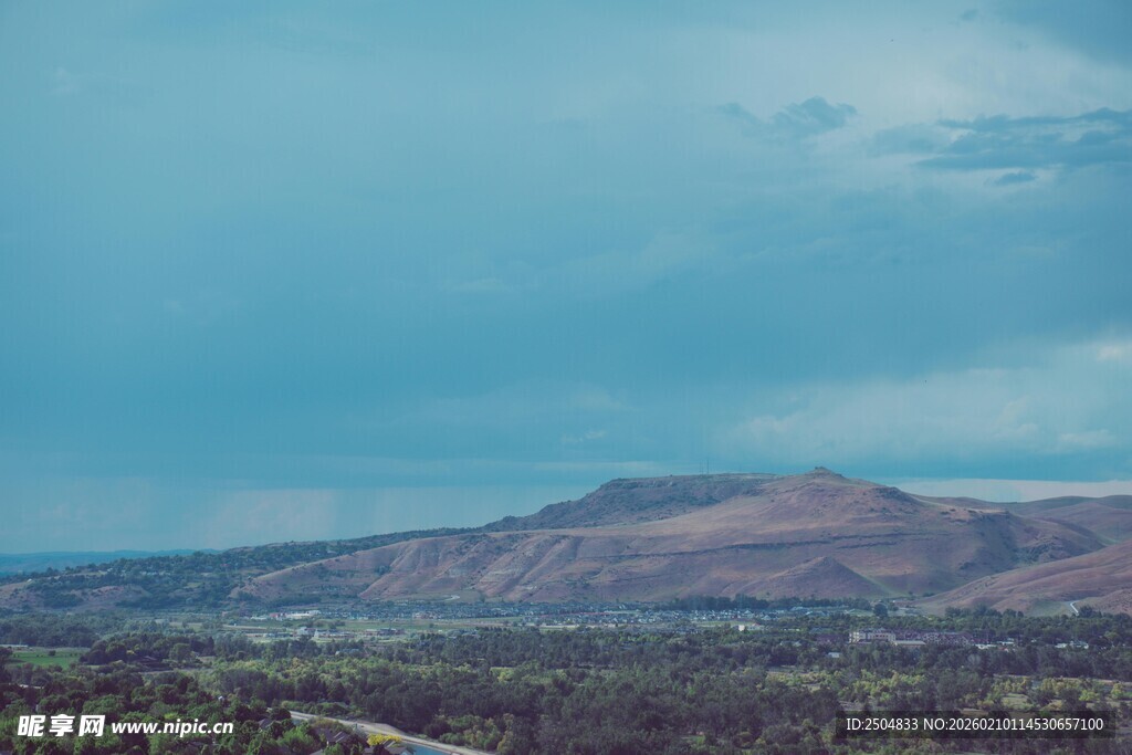 壮丽山景 蓝天白云相伴
