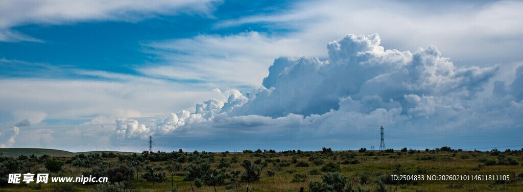 草原上空的壮丽积云景观