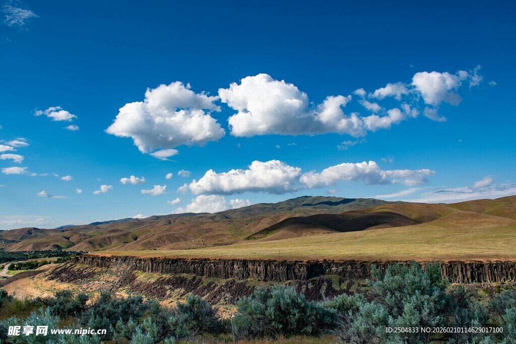 广袤旷野蓝天白云风景