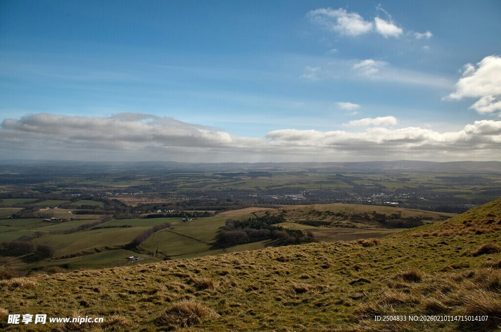 广阔山野间的蓝天白云