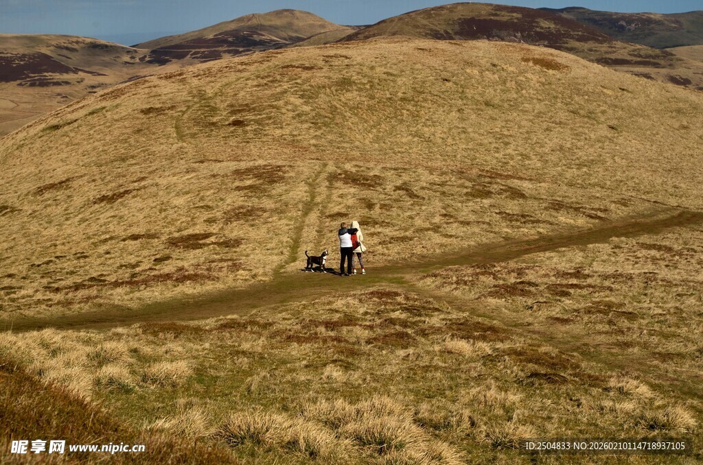山间行驶的车辆
