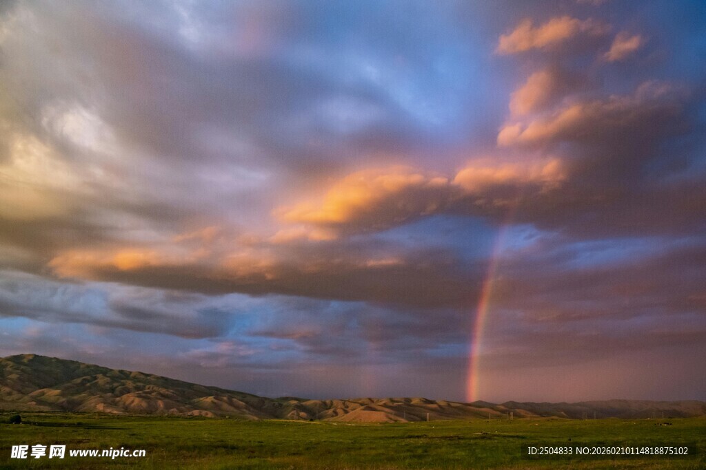 草原上空绚丽彩虹美景