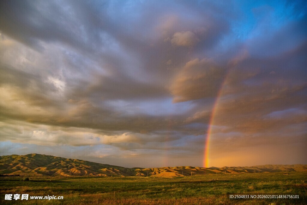 草原上绚丽的彩虹美景