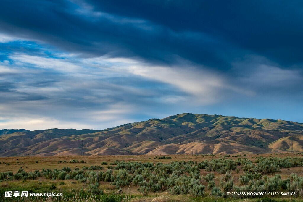 壮丽山丘与天空自然景观