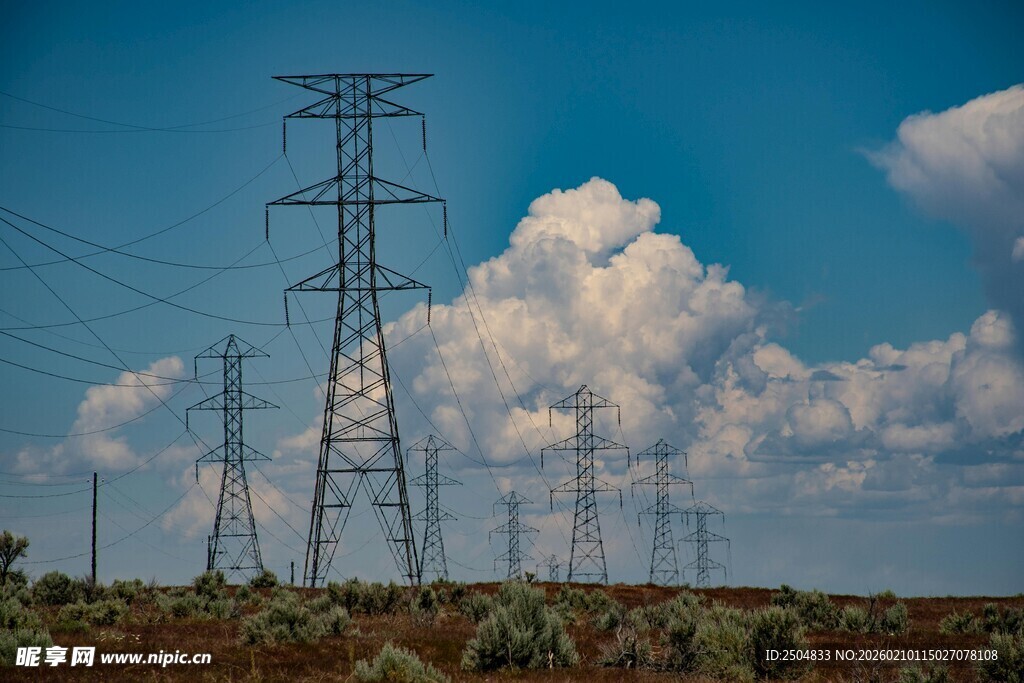田野上的高压输电塔