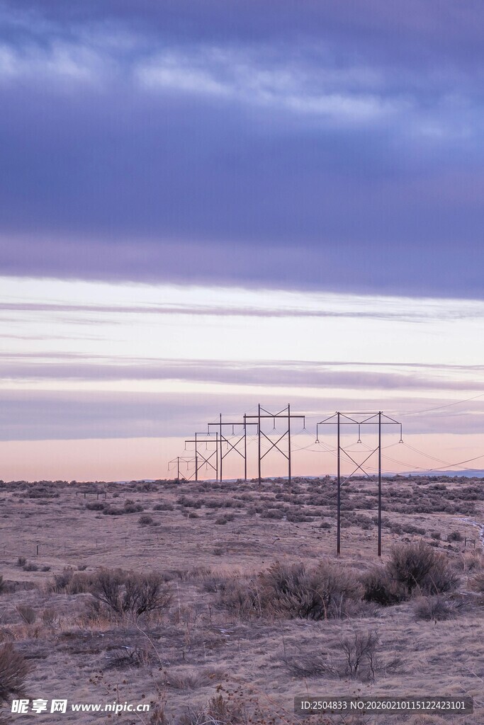  漠中的输电线路景观