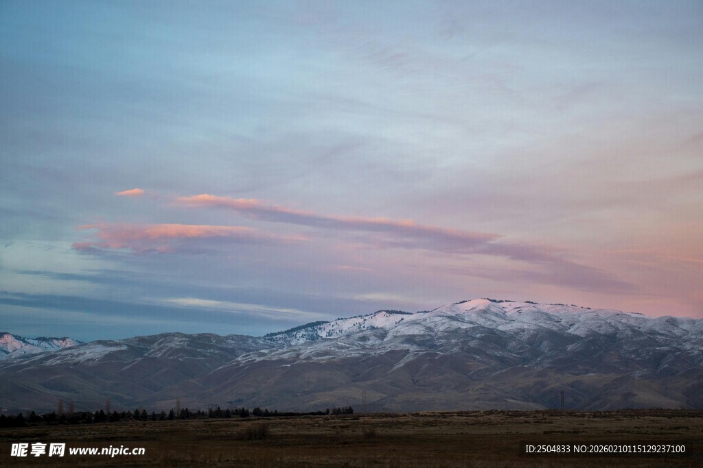 雪山畔的绚丽天空