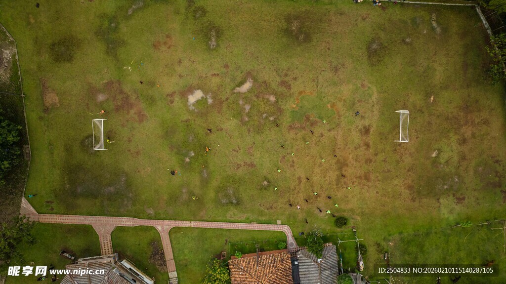 俯瞰绿意盎然的户外场地