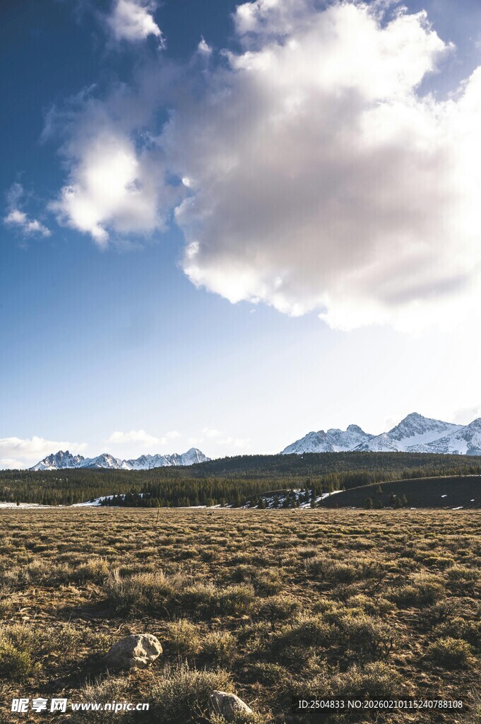 草原蓝天远山风景图