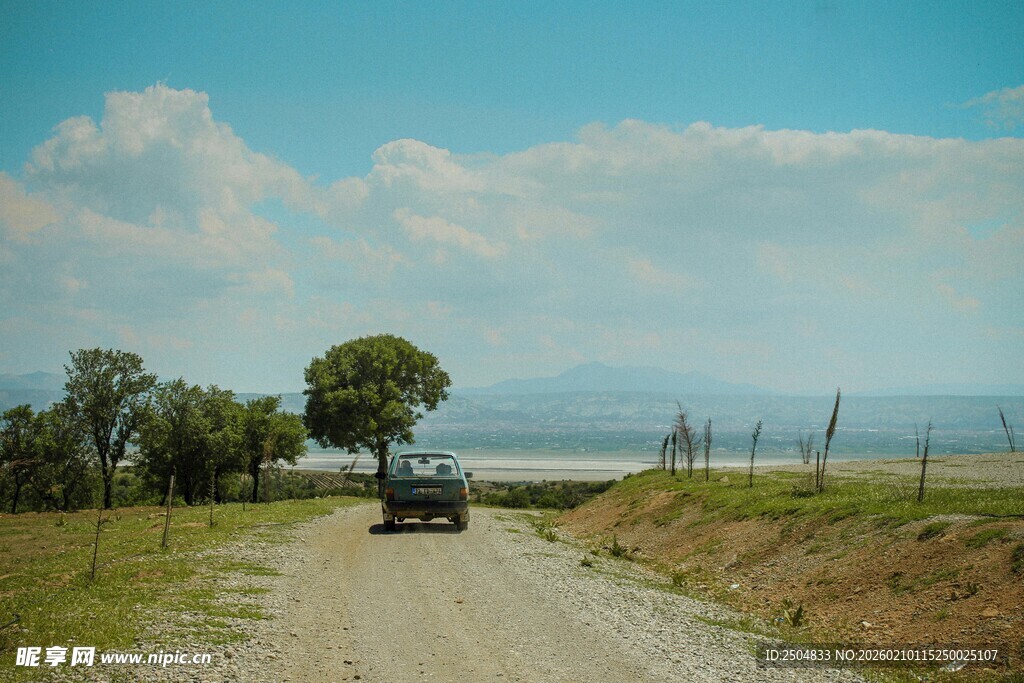 乡村土路行驶的车辆