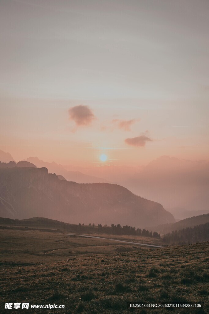 黄昏下的旷野与远山景色